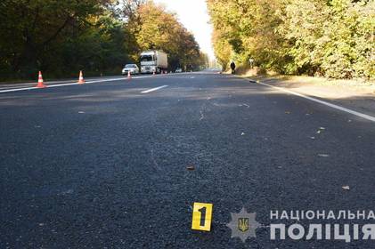 У Вінницькому районі під колесами автомобіля загинула жінка. Поліція шукає свідків пригоди У Вінницькому районі під колесами автомобіля загинула жінка. Поліція шукає свідків пригоди