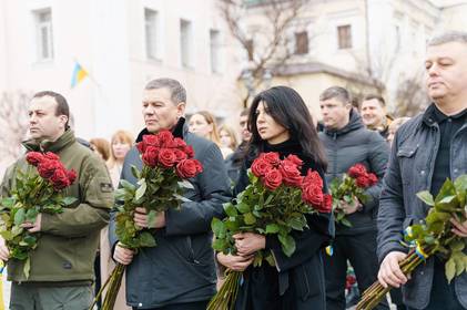 У День Соборності у Вінниці відбулося урочисте покладання квітів на площі Шевченка