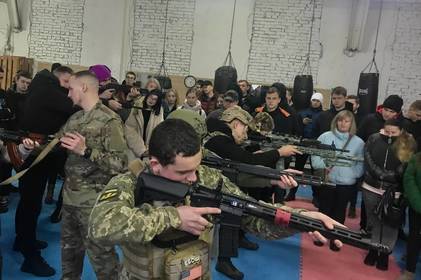 Бійці полку «Азов» провели навчальне тренування для вінничан