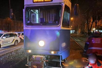 У Вінниці 16-річна дівчина потрапила під трамвай