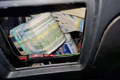 На Вінниччині прикордонники знайшли 57000 $ у таємному сховку автомобіля