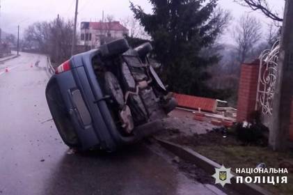 В’їхали в паркан і перекинулись: в ДТП на Вінниччині постраждали двоє людей В’їхали в паркан і перекинулись: в ДТП на Вінниччині постраждали двоє людей