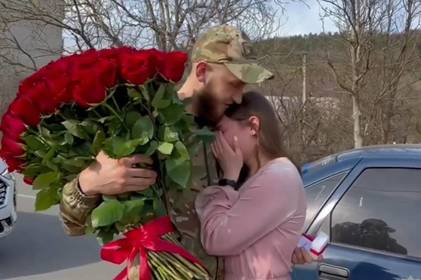 Кохання під час війни: на Вінниччині поліцейські допомогли військовому освідчитись коханій