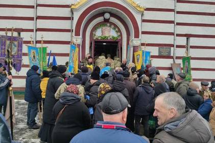 В сусідній області віряни ПЦУ зайшли до храму після сутички з УПЦ МП на похороні військового