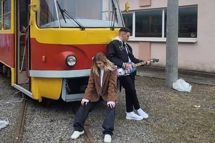 У Вінниці співаки YAKTAK та KOLA зняли кліп в раритетному трамваї
