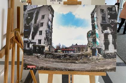 У холі Вінницької міськради відкрилась виставка «Kyiv Аttacked» Костянтина Ревуцького
