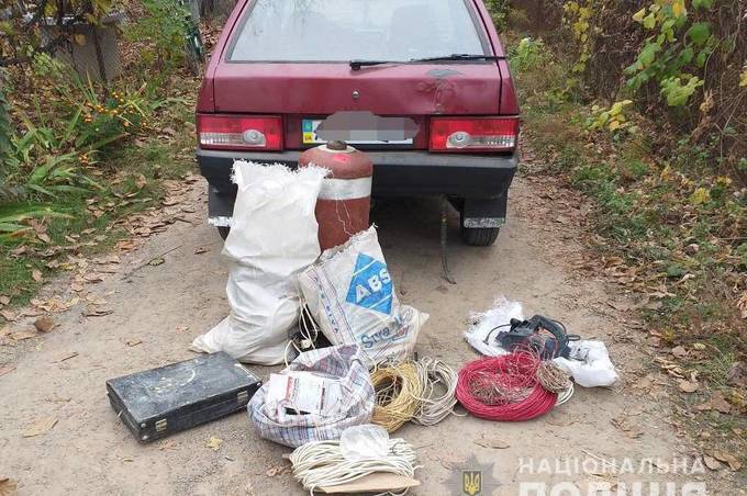 В Калинівському районі затримали двох чоловіків, які крали електроінструменти з дачних будинків