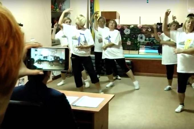 Вінницьких пенсіонерів навчають танців