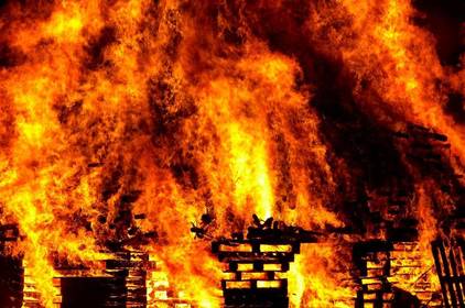 На Вінниччині двоє людей загинули у палаючому будинку