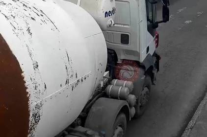 У Вінниці вантажівка залила бетоном проїзну частину (Відео)