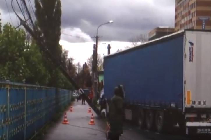 На Хмельницькому шосе водій вантажівки збив електроопору