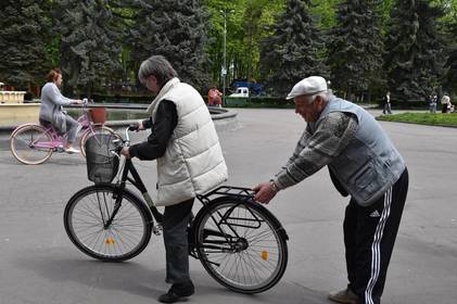 У Вінниці бабусі з дідусями влаштували велопрогулянку на муніципальних велосипедах: як це було