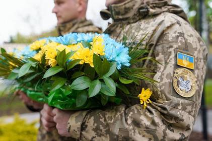 У Вінниці відбулася церемонія покладання квітів у День памʼяті та примирення