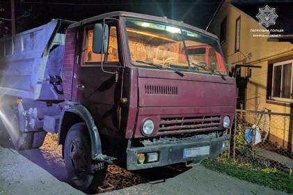 Небайдужі вінничани затримали вантажівку: у Вінниці п’яний водій намагався втекти з місця ДТП