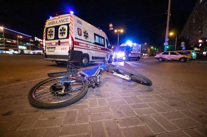 У Вінниці легковик збив велосипедиста, який несподівано виїхав на дорогу (Відео)