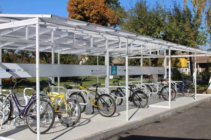 У Вінницькій області встановили велопарковки для школярів
