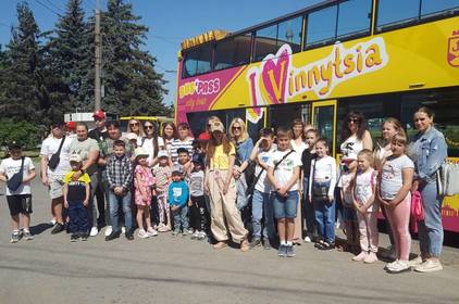 У Вінниці діти полеглих Захисників та Захисниць України відвідали екскурсійну поїздку містом