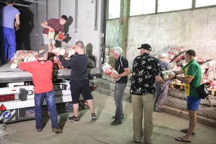 18 тонн води, 16 тонн продуктів, човни та помпи: Міжрегіональний Гумштаб відправив у Херсон найнеобхідніше 18 тонн води, 16 тонн продуктів, човни та помпи: Міжрегіональний Гумштаб відправив у Херсон найнеобхідніше