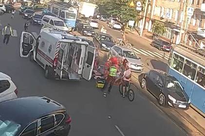 У середмісті Вінниці легковик на "зебрі" збив пішохода, який переводив велосипед (Відео)