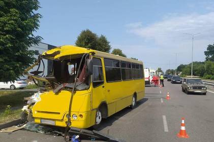 У Вінниці пасажирський автобус зіткнувся з вантажівкою: 15 людей травмовано