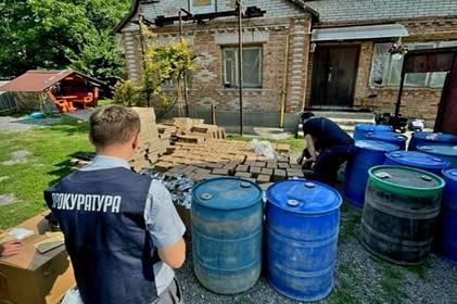 Підпільний цех із контрафатним алкоголем та сигаретами на 2 мільйони викрили у Вінниці