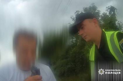 На Вінниччині водій із 3,13% алкоголю у крові пропонував поліцейським 20 тисяч гривень за нескладання протоколу На Вінниччині водій із 3,13% алкоголю у крові пропонував поліцейським 20 тисяч гривень за нескладання протоколу