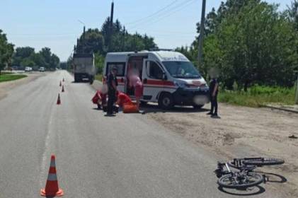 На Вінниччині під колесами вантажівки загинула 8-річна дівчинка