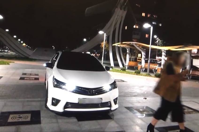"Припаркувався": на площі К.Могилка водій "Тойоти" заїхав автівкою на фонтан