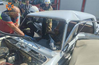 На Вінниччині рятувальники деблокували водія із розтрощеного автомобіля