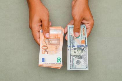 Курс валют в Україні на 31 серпня: Огляд долар, євро, злотий, фунти, та франк
