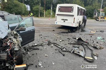 Жахлива автотроща у Вінниці: Skoda та автобус зіткнулися на перехресті вулиць