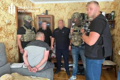 У Вінниці викрили посадовців міського ТЦК, які допомагали ухилянтам уникнути мобілізації та виїхати за кордон за чотири тисячі доларів У Вінниці викрили посадовців міського ТЦК, які допомагали ухилянтам уникнути мобілізації та виїхати за кордон за чотири тисячі доларів