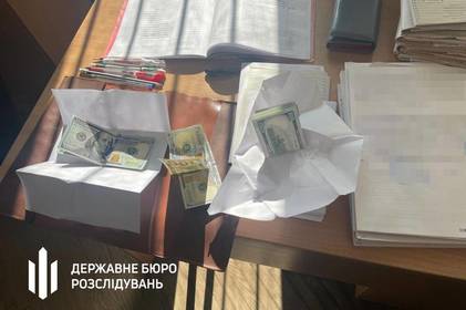 Зловили на гарячому: на Львівщині посадовиця, яка була затримана на хабарі, намагалась з'їсти докази
