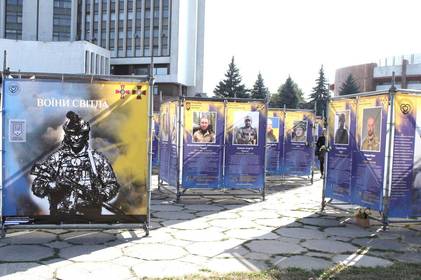 "Воїни Світла": у Вінниці відкрилась виставка, яка присвячена полеглим Героям і Героїням