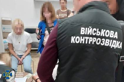 Розмовляла з покупцями в аптеці для пошуку "клієнтів" на виїзд з країни: СБУ розкрили 3 нові схеми ухилянтів