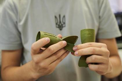 Українські школярі не стоять осторонь і допомагають у виготовленні деталей для дронів за допомогою 3D-принтерів