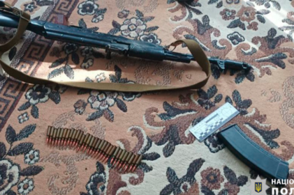 Житель Вінниччини зберігав удома автоматичну вогнепальну зброю та набої