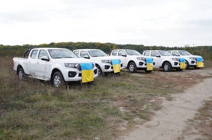 Автомобілі для Захисників та Захисниць: 5 нових позашляховиків з прожекторами відправились вінницьким військовим