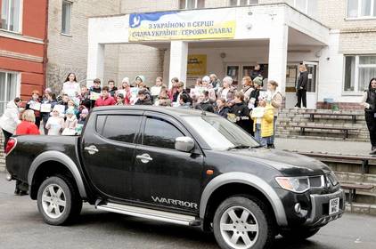 Зібрали понад 200 тисяч гривень на ярмарках: Вінницький ліцей №22 придбав автомобіль на передову