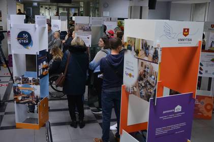 "Як ми об'єднали громаду": у Вінниці відкрилась виставка, яка висвітлює роботу волонтерів 