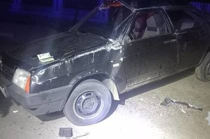 На Вінниччині 21-річний водій ВАЗ не впорався з керуванням: хлопець загинув, ще двоє осіб госпіталізовані