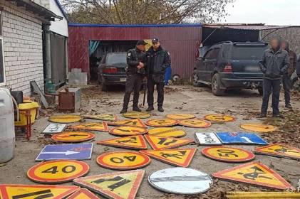 У Дніпропетровській області затримали чоловіка, який побудував теплицю з дорожніх знаків