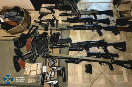 СБУ затримали трьох осіб, які намагались продати "трофейну" зброю криміналітету: серед них є вінничанин