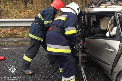 На Вінниччині рятувальники дістали загиблого водія з автомобіля