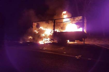 В Калинівському районі вщент згоріла вантажівка В Калинівському районі вщент згоріла вантажівка