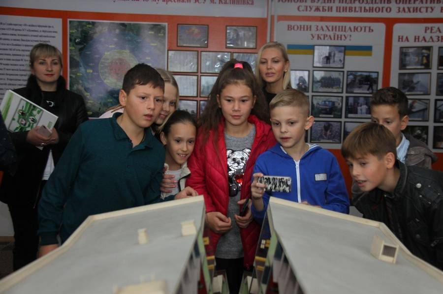 Вінницькі школярі побували на екскурсії в музеї пожежно-рятувальної служби