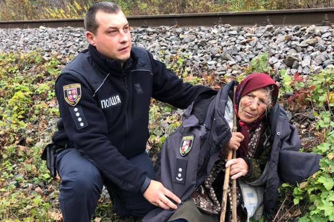 Три доби блукала за селом: на Вінниччині поліцейський розшукав виснажену 87-річну жінку