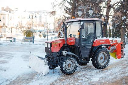 Комунальні служби усю ніч розчищали місто від снігу