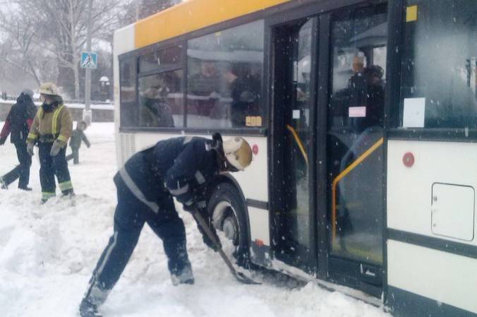 На Вінниччині пасажирські автобуси потрапили у сніговий полон 