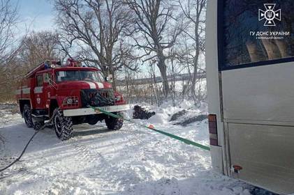 Вінницькі рятувальники продовжують надавати допомогу водіям транспортних засобів